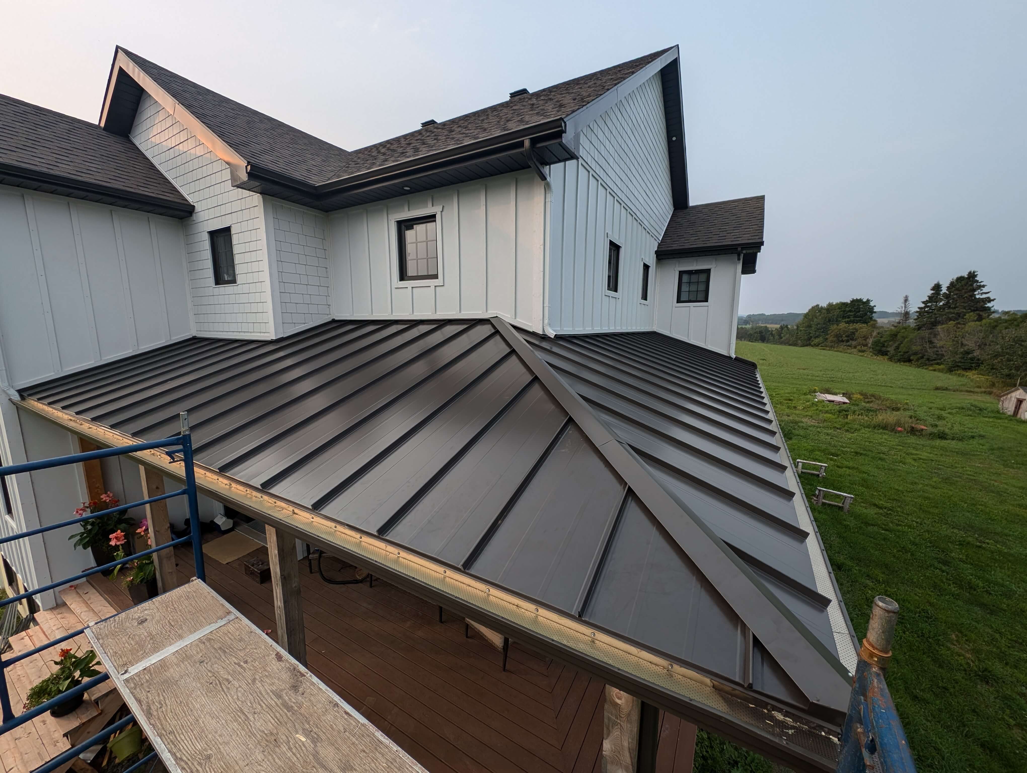 Une toiture fraichement posée sur une maison