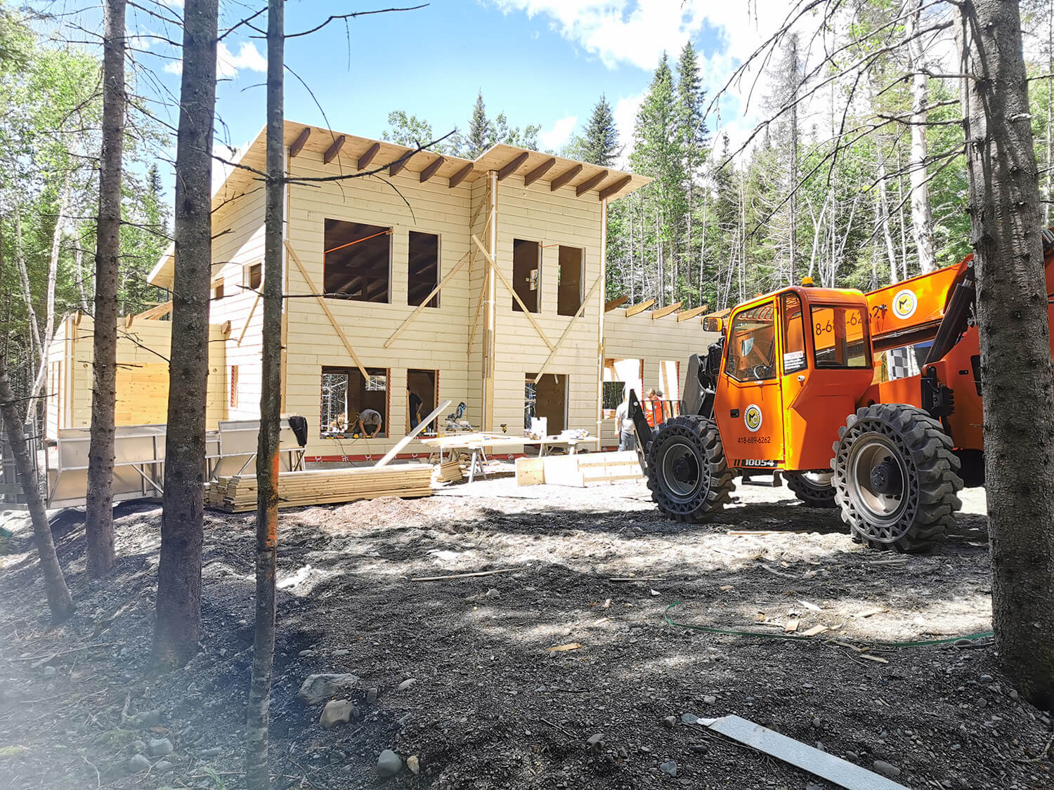 Une maison dans la forêt entrain d'être construite